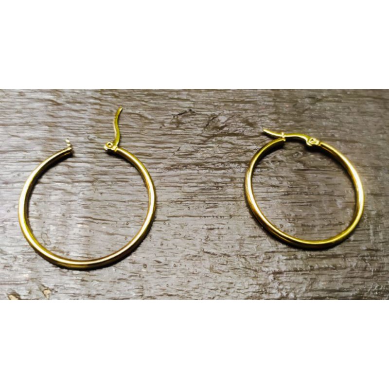 Anting hoops titanium berlapis emas dan terkini