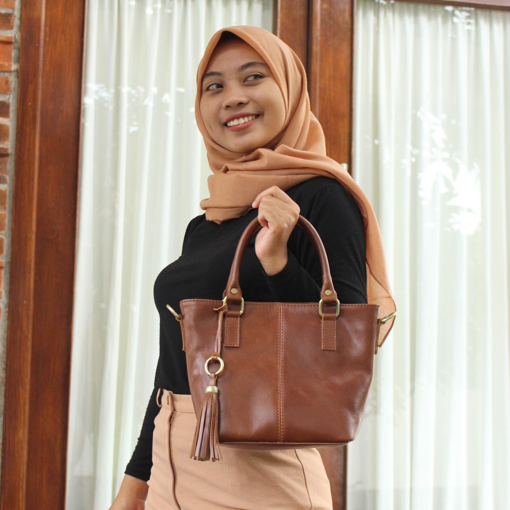 TAS JINJING DAN SELEMPANG KULIT SAPI ASLI MODEL EMMA DARK BROWN/ FREE GRAVIR NAMA DI GANTUNGAN TAS