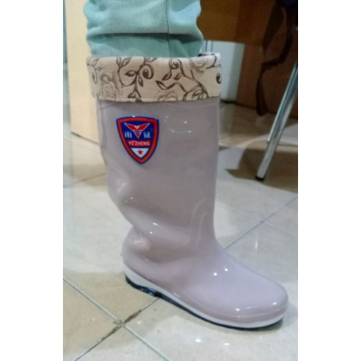 Sepatu Boots Wanita Anti Air / Sepatu Boots Hujan Low Heels Bahan Karet Untuk Wanita/AP BOOT/SEPATU BOOT BUT WANITA PRIA PEREMPUAN IMPORT LENTUR KEBUN PASAR LADANG TAMAN ANTI AIR HUJAN BANJIR BELING KEONG BENDA TAJAM