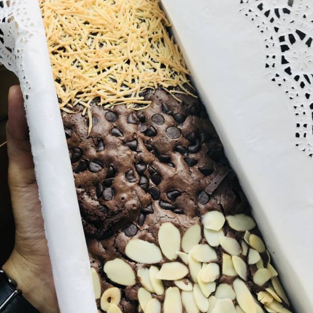 

BROWNIES TOPPING MIX CHEESE-CHOCOCHIPS-ALMOND