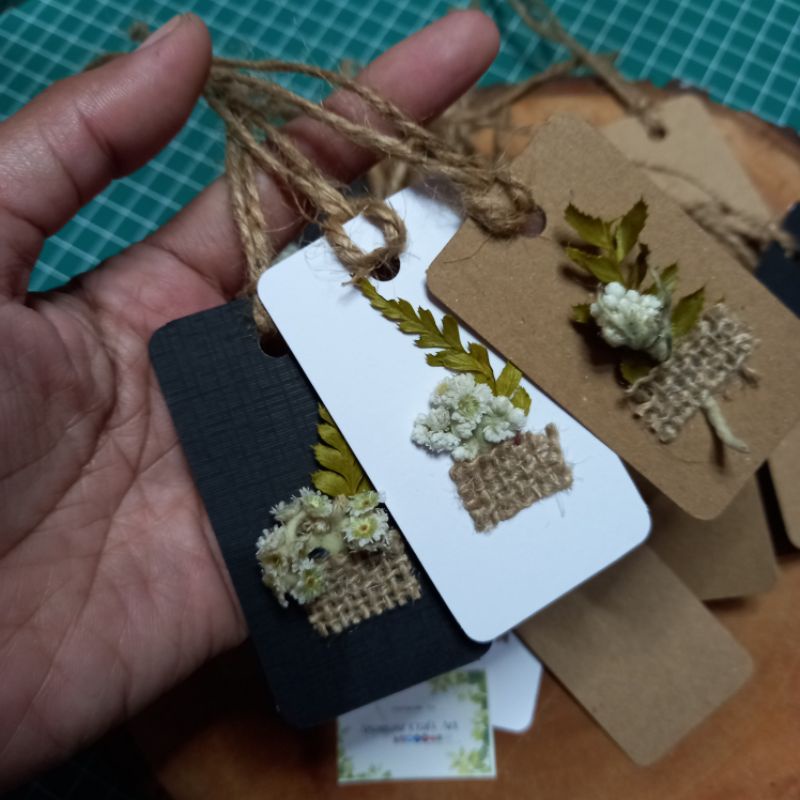 Simple rustic Hangtag kartu ucapan gantung dengan bunga kering,untuk hampers atau pembatas buku