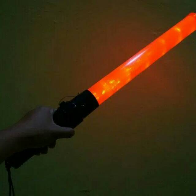 Tongkat lampu lalin polisi lalulintas atur jalan