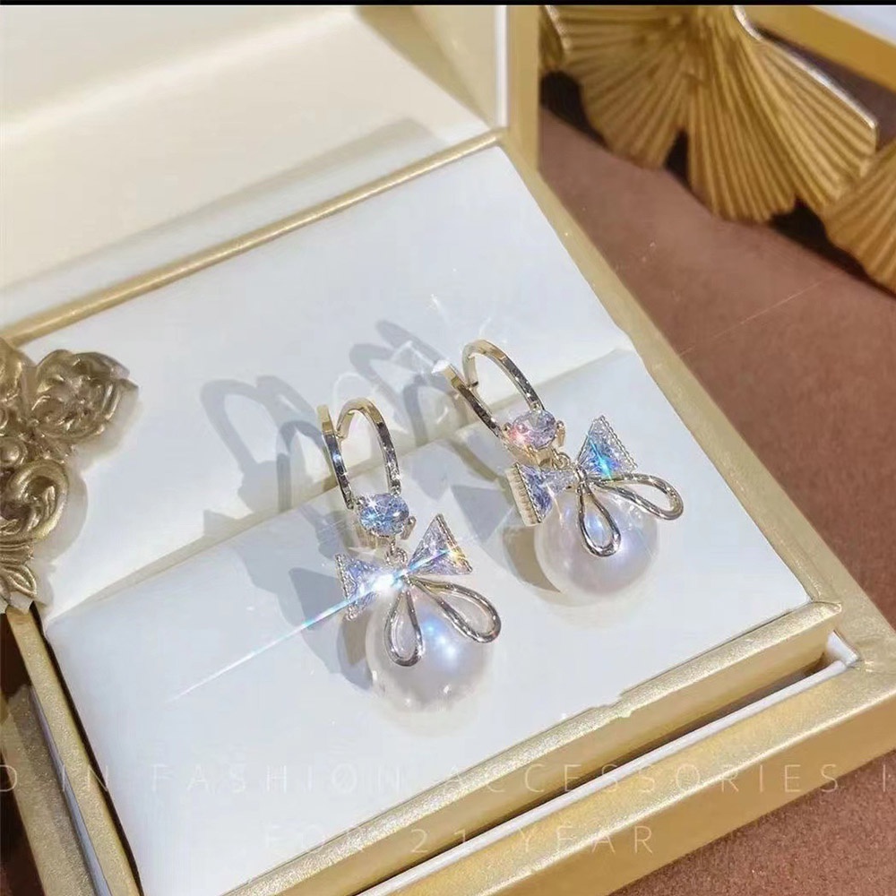 1 Pasang Anting Stud Liontin Mutiara Bentuk Pita Warna Emas Untuk Wanita