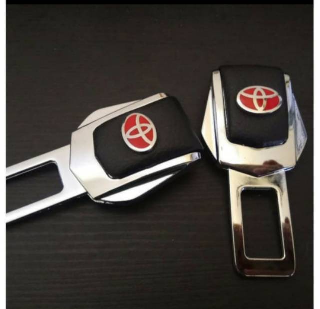 Colokan saetbelt/ safety belt logo kulit mobil universal