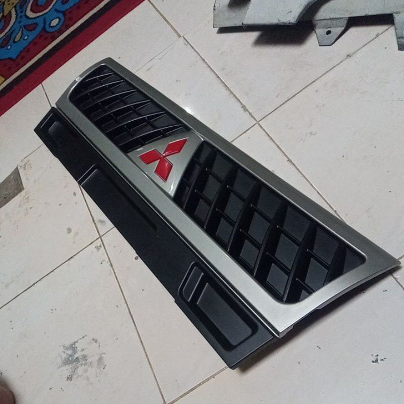 Grill Mitsubishi L300