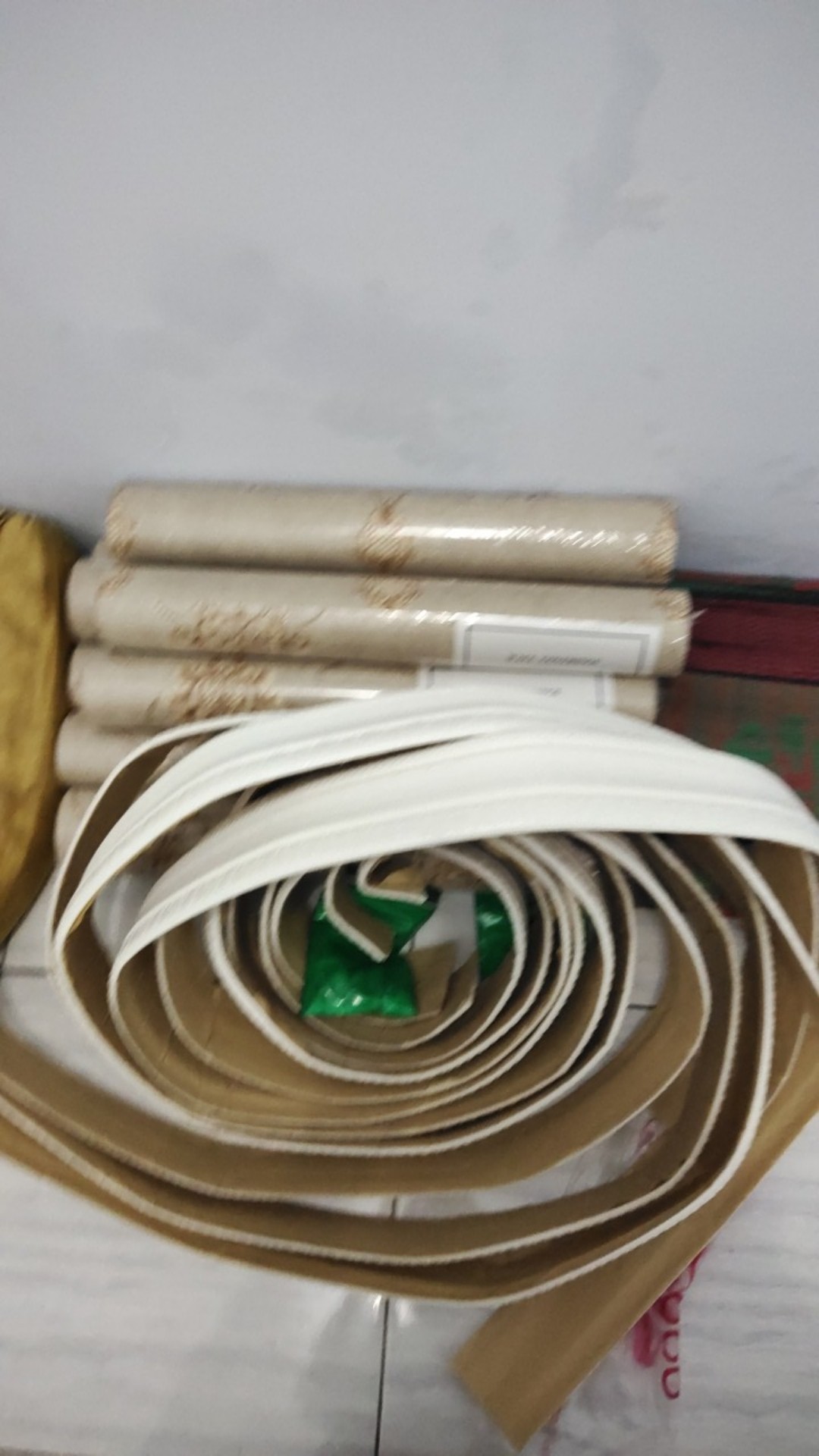 Wallpaper Dinding Klasik Ornamen Gold Simple Mewah Lux