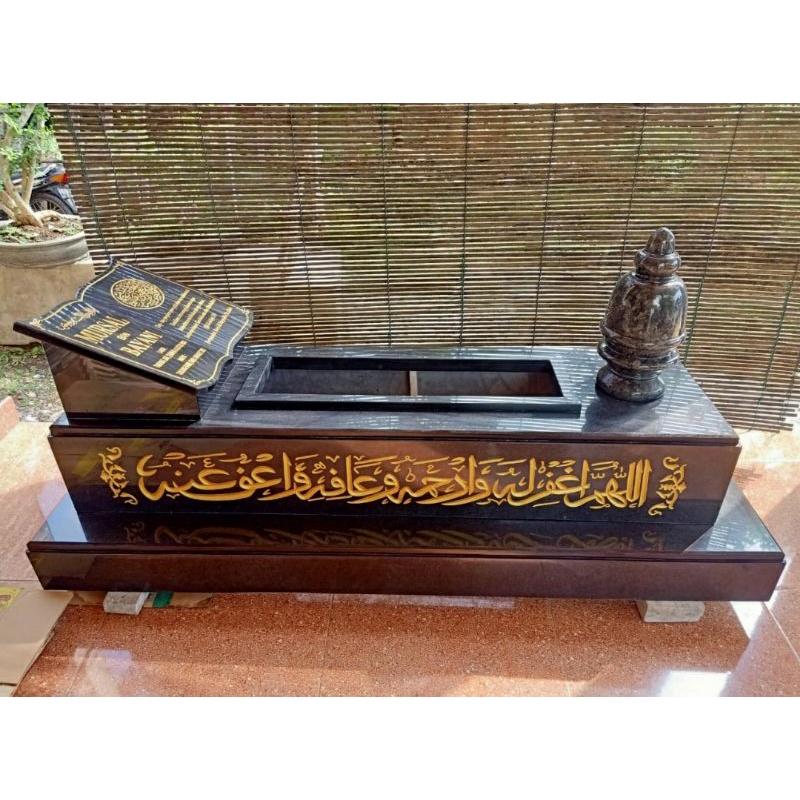 Kijingan Makam Batu Granit Hitam Nisan Model Buku dan Gulung