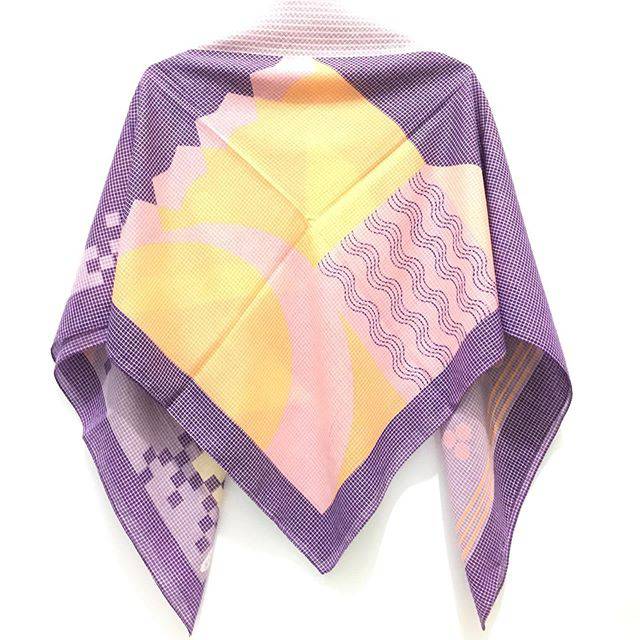 Hijab segi empat motif ansania