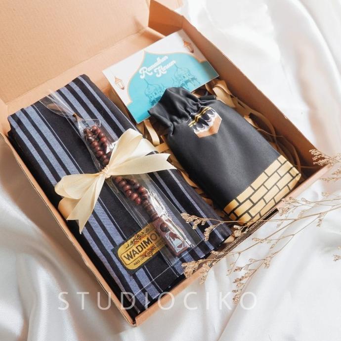 

Best Product!!! Hampers Gift Box Kado Cowok Sajadah Al Quran Peci Tasbih Souvenir Pria - Paling Diminati