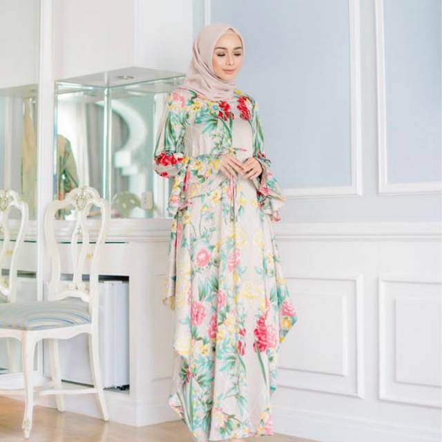 Anastasia wearing klamby