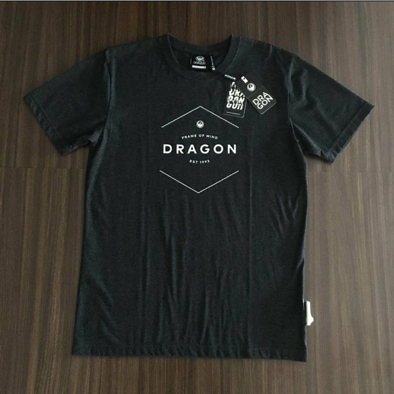 kaos pria Dragon alliance original Planet Surf