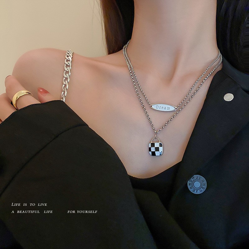 Kalung Bentuk Bulat Motif Tulisan Love | Kalung Rantai Klavikula | Kalung Bahan Stainless Steel | Aksesoris Wanita