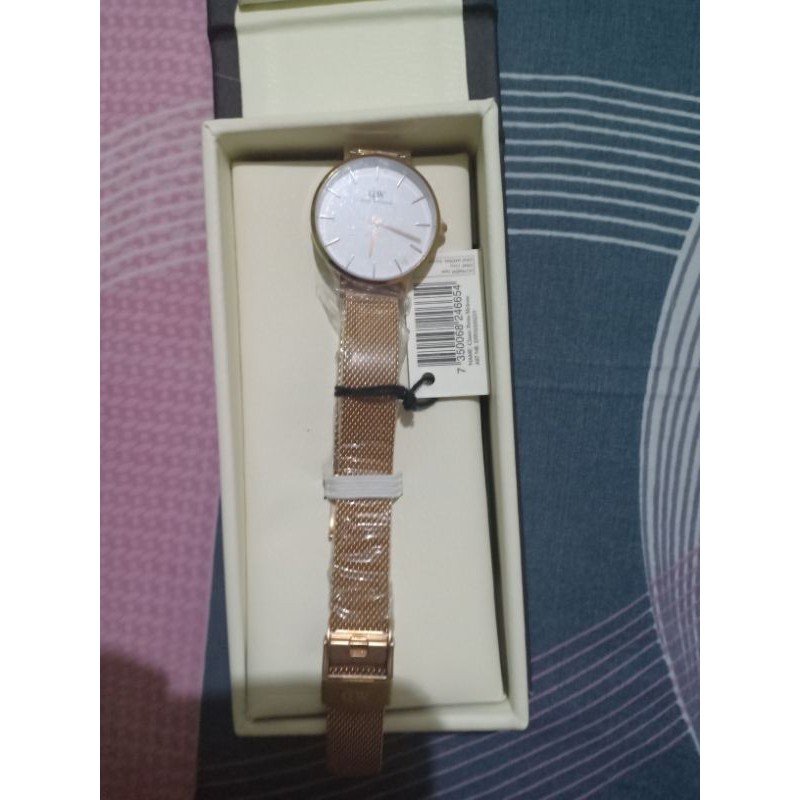 Jam Tangan Cewek Daniel Wellington.
