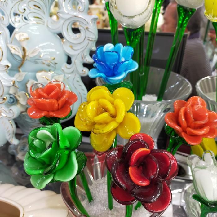 Bunga kristal mawar mekar