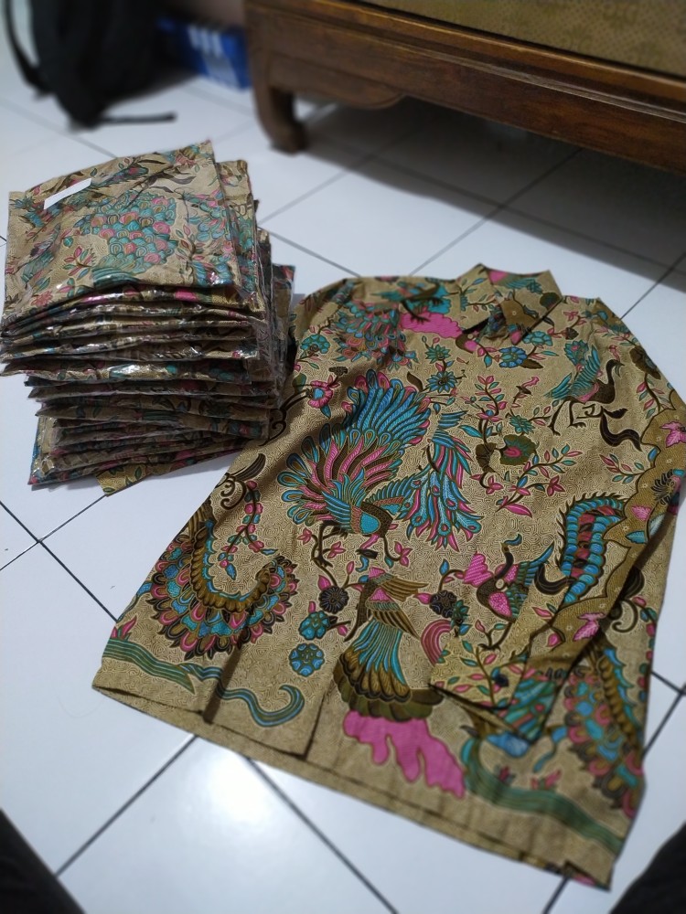 Kemeja Batik Pria Lengan Panjang Motif Merak Tosca