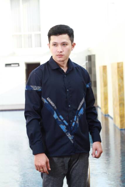 Loyal Kemeja Batik Sutra navy hem batik M L XL XXL