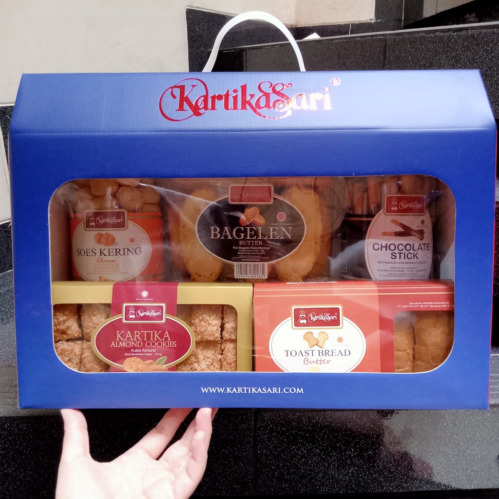 

READY CIKARANG 14 JUN 2025 - KARTIKA SARI BANDUNG SILVER BEST SELLER SALE PROMO ORIGINAL GIFT PARCEL CHRISTMAS NATAL IDUL FITRI LEBARAN HAMPERS ISI 5 HITS CNY NEW YEAR FESTIVE SEASON PACKAGE NEW YEAR EID MUBARAK CROISSANT BUTTER SUGAR AUTHENTIC HAMPER