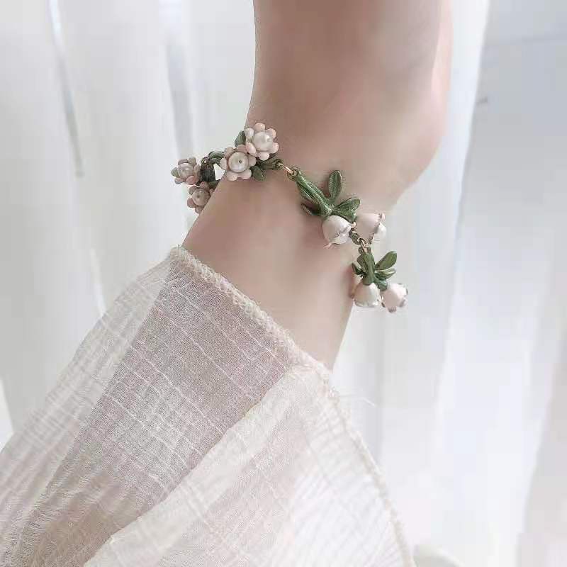 Anting Tusuk Gantung Desain Bunga Lily Warna Putih Gaya Musim Semi / Panas / Peri Untuk Wanita