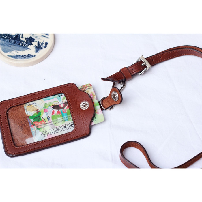 

Segera Miliki Id Card Holder Kulit | Model Kubah Clip | Coklat Kurma