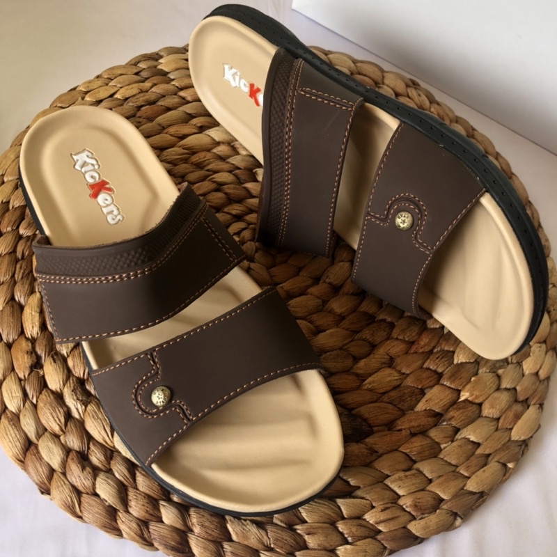 (TANPA KARDUS)SLOP TAMPAN 4 SENDAL PRIA cowok KULIT SINTETIS terlaris termurah Sandal pria dewasa Sandal pria Sandal jepit pria Sandal casual pria elegant Sandal kulit Share: Sandal Kasual Kulit Pria Original Model Jepit Pria Santai Ringan Sandal Jepi