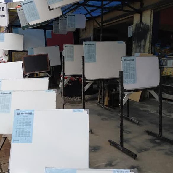 

✮ papan tulis/white board 40x60 ( non magnetik ) ➪