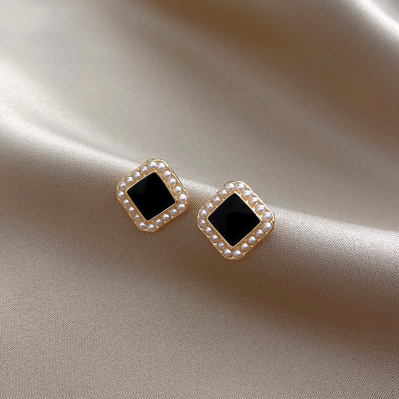 Angin dingin hitam square anting-anting retro Hong Kong sederhana mutiara anting-anting girly anting