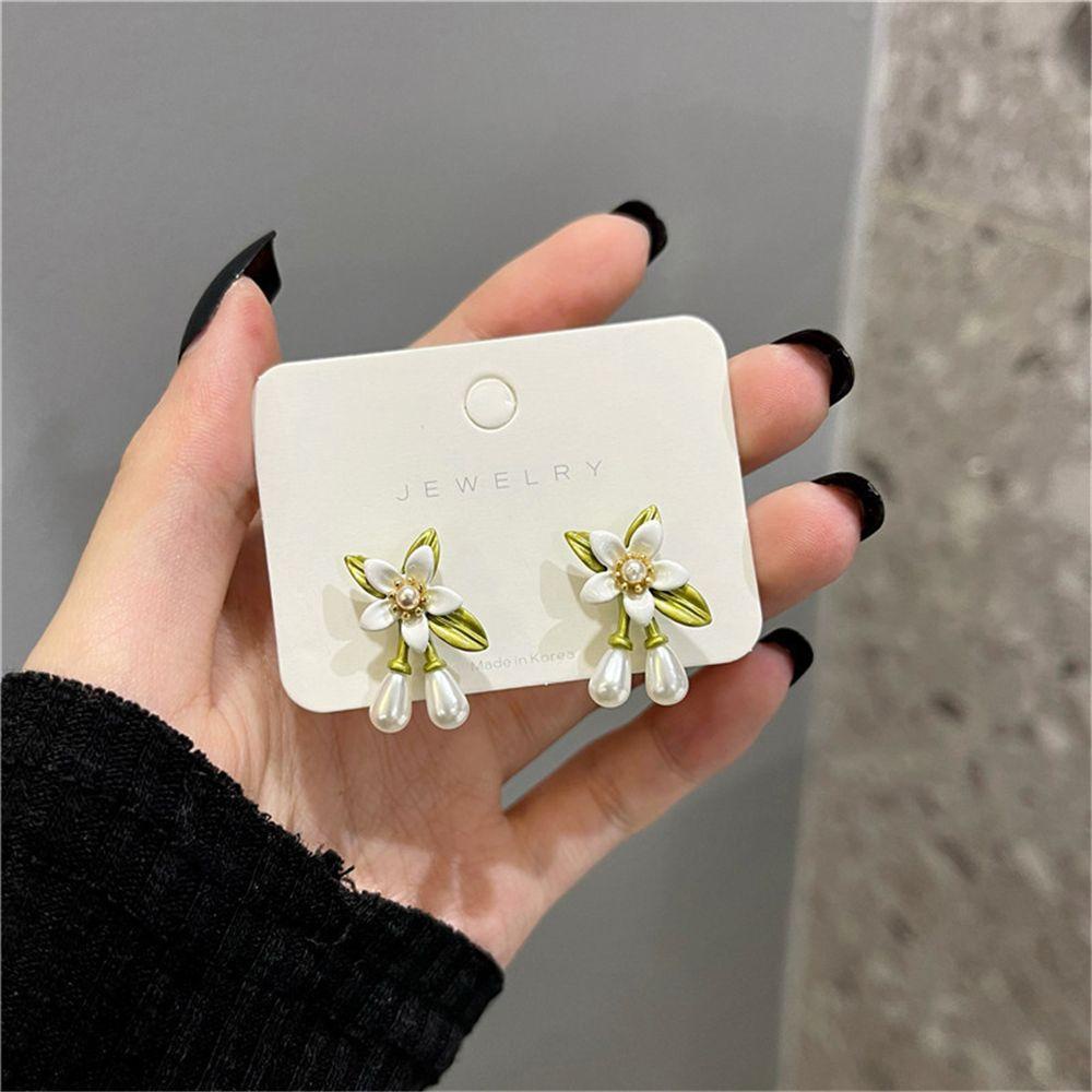 Lily Anting Mutiara Wanita Dikontrak Fashion Geometris Bunga Camelia