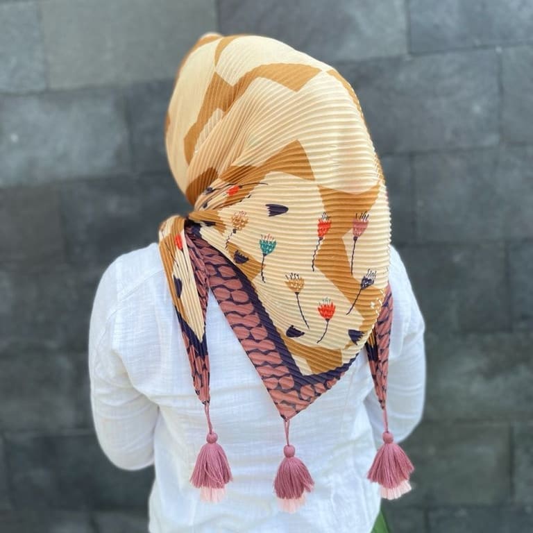 HIJAB SEGIEMPAT PLISKET MOTIF JAMBUL // PLISKET MOTIF TASEL// HIJAB PLISKET MOTIF POMPOM PREMIUM-3