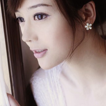 Anting bunga segar kecil lima kelopak Anting-anting pejantan opal lucu