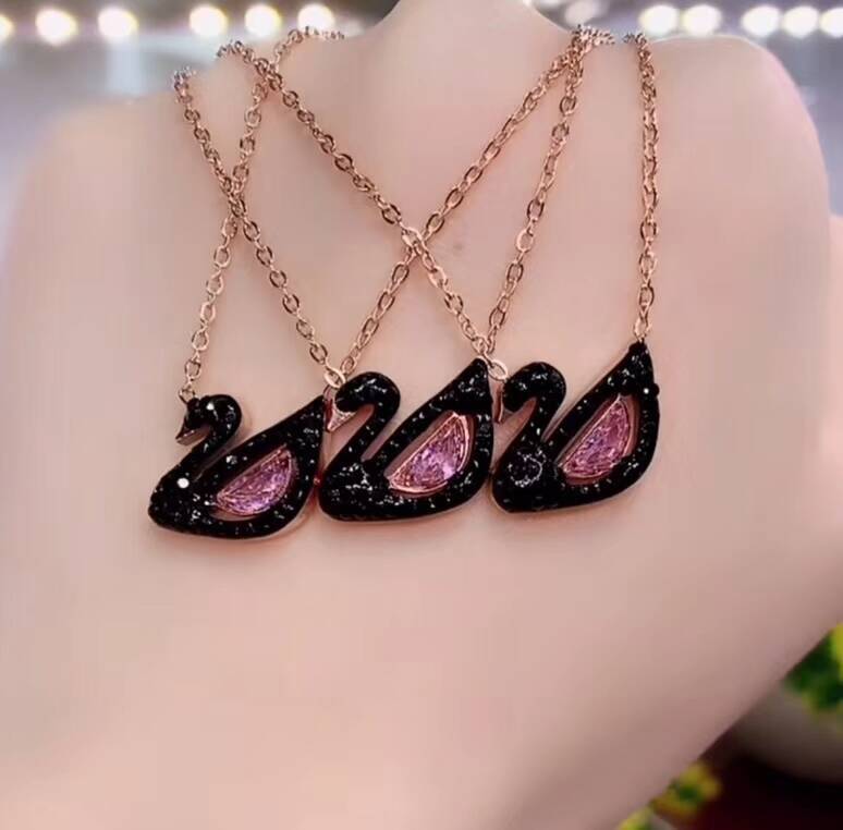 Kalung Rantai Liontin Angsa Aksen Berlian Imitasi Warna Pink Bahan Titanium Gaya Korea Untuk Wanita