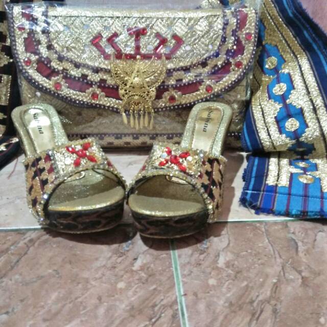 Tas dan sendal tapis