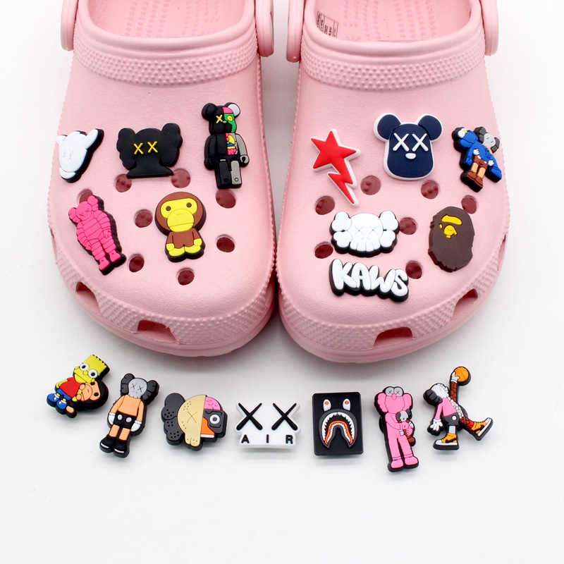 Jibbitz kaws Crocs wanita charms sendal PVC pin Aksesoris DIY Bahan Untuk Dekorasi Sepatu Hadiah pria