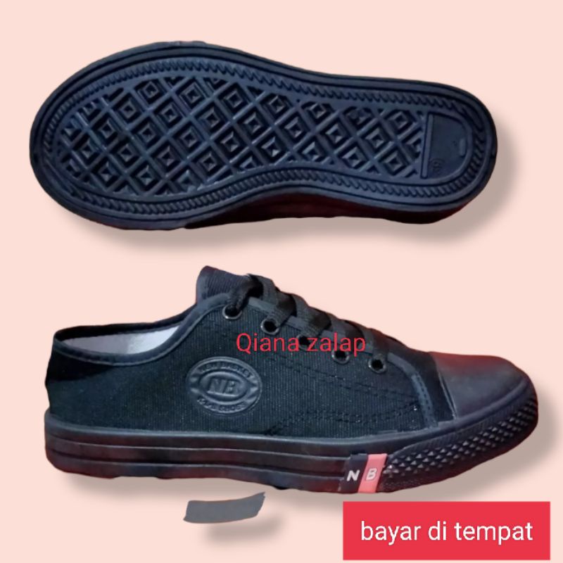 sepatu sekolah SD/smp/sma/ terlari terbuat dari bahan camvas. nyaman di kaki