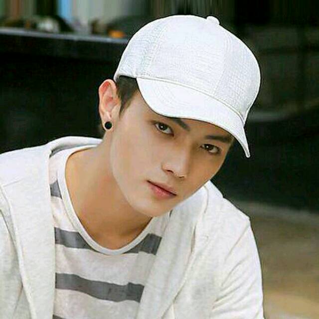  Gambar  Cowok  Keren  Pake  Topi  status wa galau