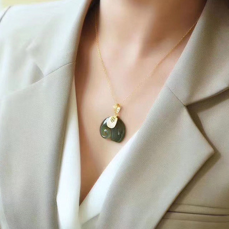 Kalung Dengan Liontin Batu Giok Hetian Alami Bahan Titanium Steel Untuk Wanita