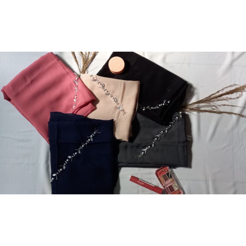 Jilbab Bella Payet/ Segi empat pollycotton payet/jilbab segi empat payet/ by rinata.id