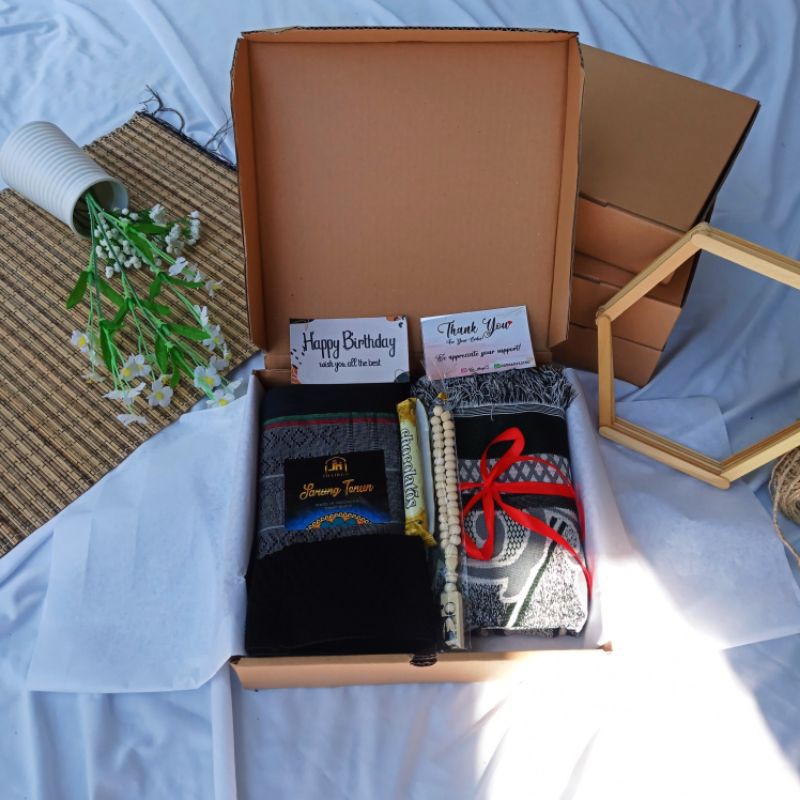 

Hampers cowo / hampers sarung / gift box / komplit / hampers sarung termurah