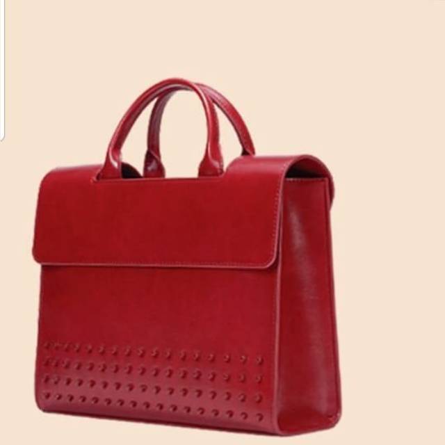 Kwani small red stud