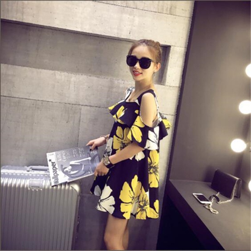 Dress Model Bahu Off Shoulder dengan Motif Print Floral, Gaya Korea