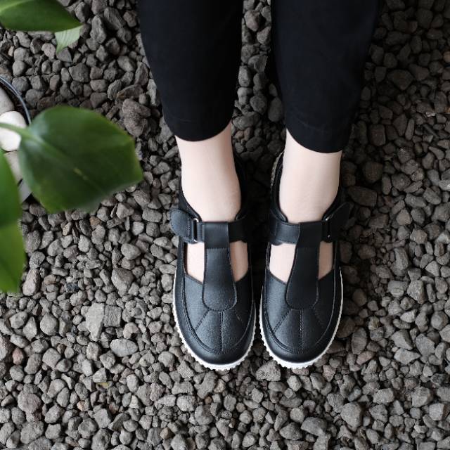 Faye Black Sneakers / Sepatu Wanita / Slip on / Sepatu Sneakers