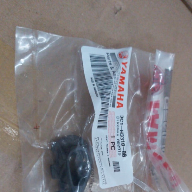 PLASTIK PENGUNCI LAMPU SEN SEIN BELAKANG VIXION OLD BYSON R25 MT25 ASLI ORI YAMAHA 3C1 H3318 00