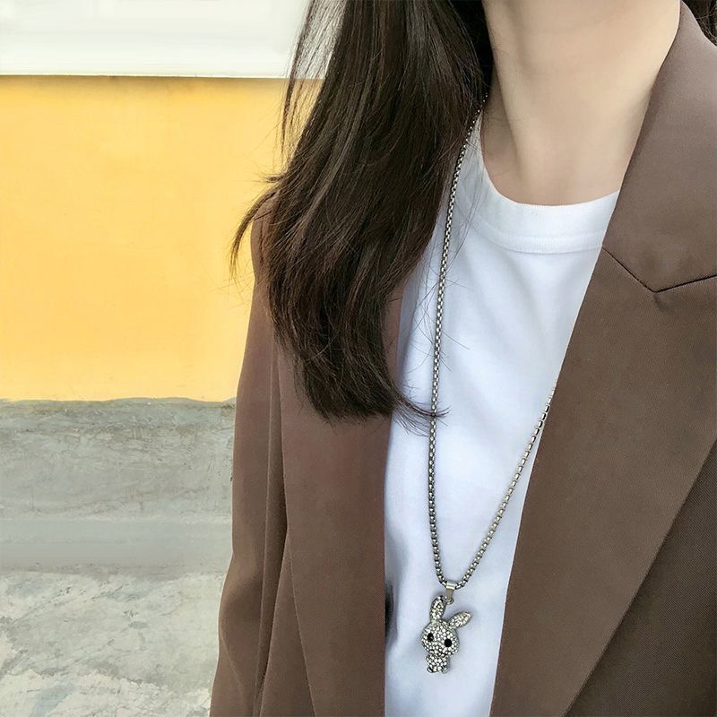 Kalung Rantai Panjang Liontin Kelinci Aksen Berlian Imitasi Bahan Stainless Steel Gaya Hip Hop Korea