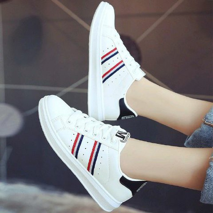 Murah Banget Sneakers Wanita Limited Edition Sneakers F31H4  Sneaker Jm13 Putih Garis - Putih,