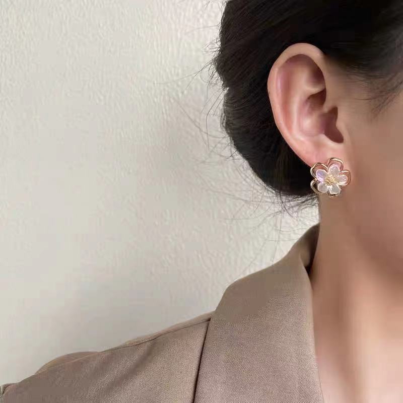 YEEZII Anting Stud Hypoallergenic Bentuk Bunga Hollow Warna Emas Untuk Wanita