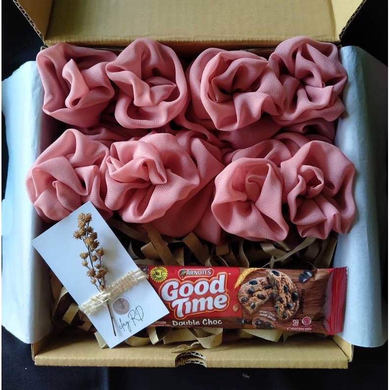 

Gift box wisuda / Hampers kerudung / Custom gift box / Gift box wisuda / Kado wisuda