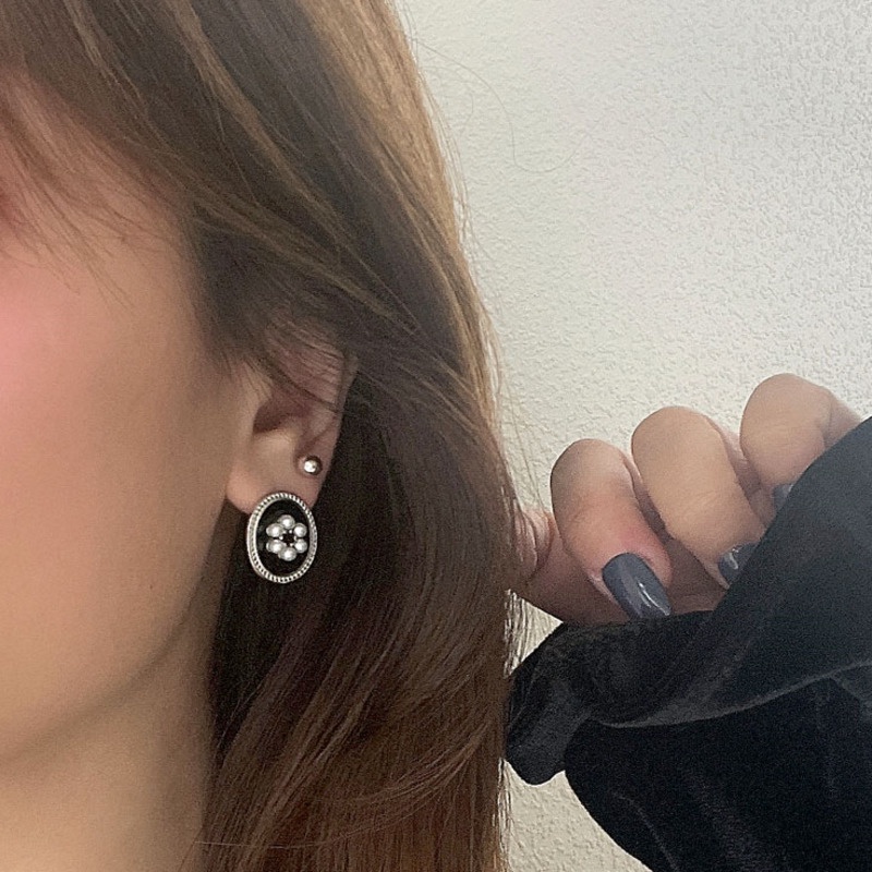 Anting Bentuk Bunga Warna Hitam