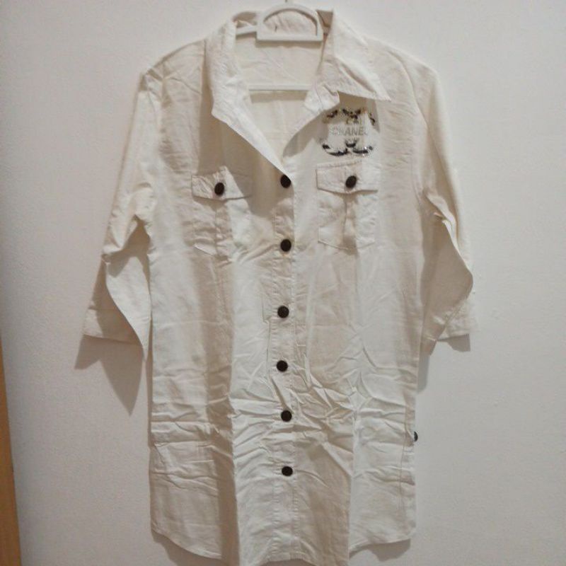 KEMEJA WANITA PUTIH BERKERAH LOGO CHANEL LENGAN 3/4