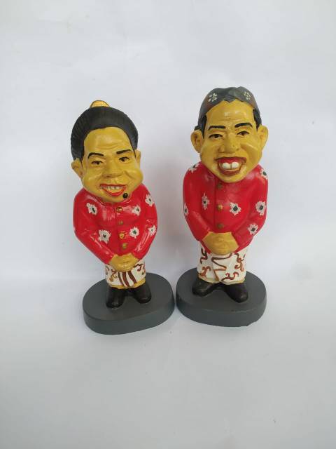 SEPASANG SOUVENIR PAJANGAN MINIATUR AMONG TAMU JAWA 17x8x6 cm BAHAN FIBERGLASS - DEKORASI RUMAH