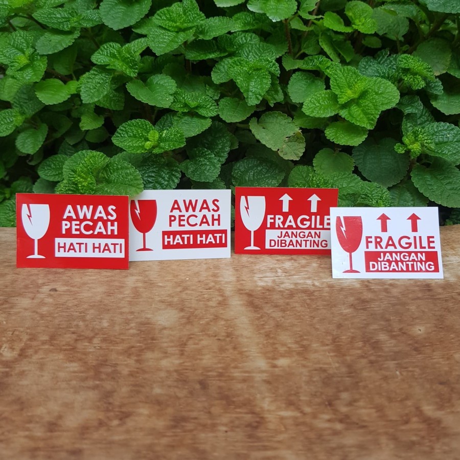

isi 100 pcs stiker fragile handle with care awas pecah ukuran 6 x 4 cm