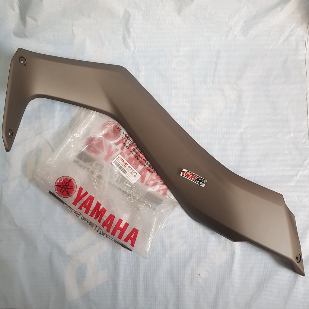 B6H-F1741-00-P0 COVER BODY BODI SIDE 4 TENGAH KANAN NEW NMAX N-MAX N MAX WARNA ABU-ABU GREY DOF DOFE DOPE DOFFE ORI ORIGINAL YAMAHA YGP ASLI B6H-F1741-00-P0